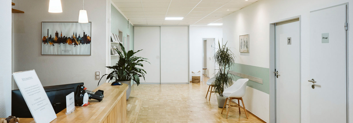 Eingangsbereich der Physio Plus Praxis – einladend und zugänglich für alle Patienten.
