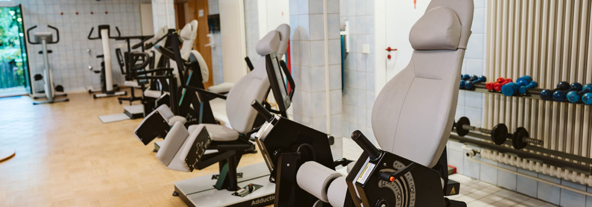 Unser Trainingsraum bei Physio Plus – ausgestattet mit modernen Geräten für effektives und individuelles Training.